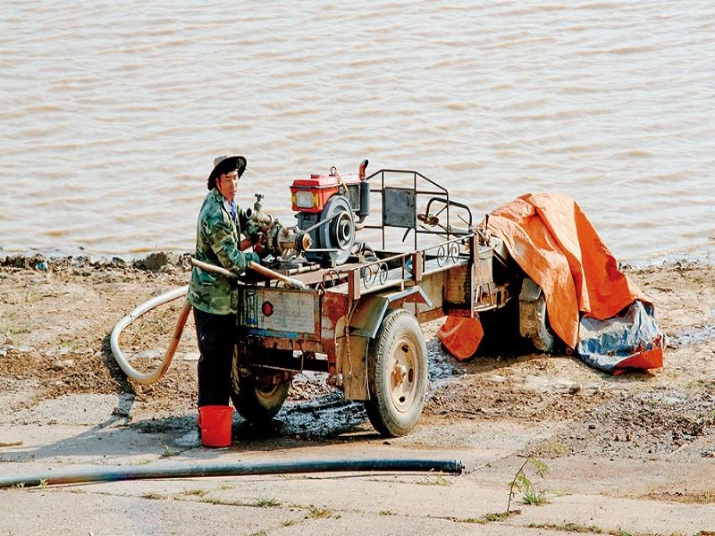 Cao điểm mùa khô thường khiến nguồn nước nhiều khu vực cạn kiệt, kể cả nguồn nước phục vụ sinh hoạt