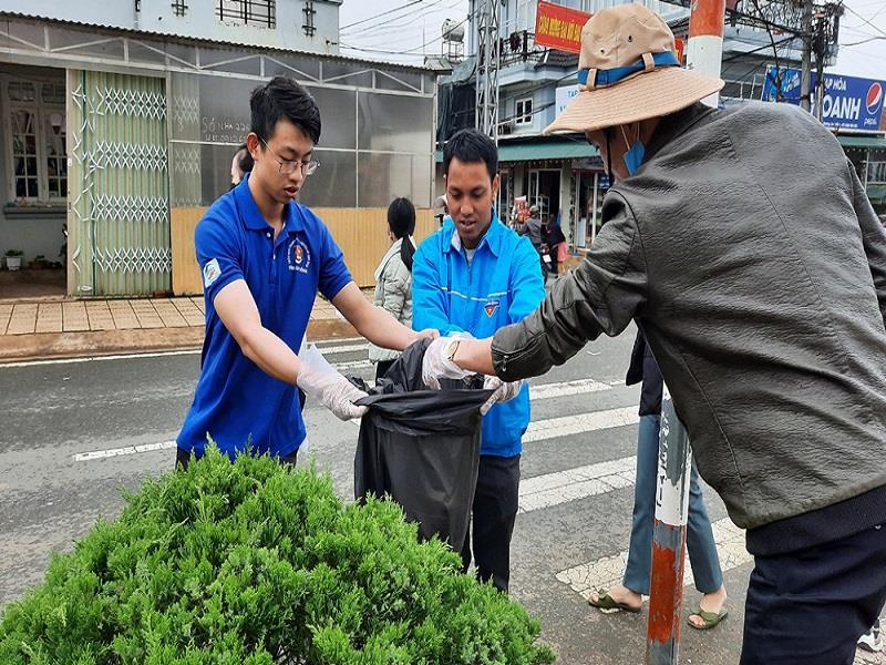 Anh Lơ Mu Ha Thiêm (đứng giữa) cùng Ban Chấp hành Đoàn thị trấn Lạc Dương đã xây dựng nhiều mô hình tập hợp, thu hút đoàn viên, thanh niên hiệu quả