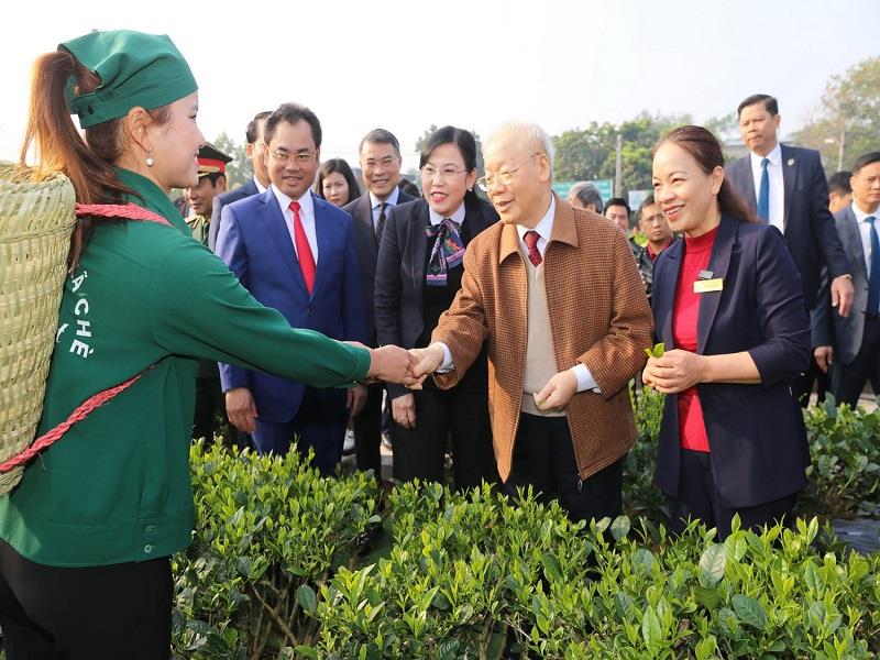 Tổng Bí thư Nguyễn Phú Trọng thăm hỏi các xã viên tại vườn chè của Hợp tác xã chè Hảo Đạt, xã Tân Cương, thành phố Thái Nguyên, tỉnh Thái Nguyên_Ảnh: thainguyen.gov.vn