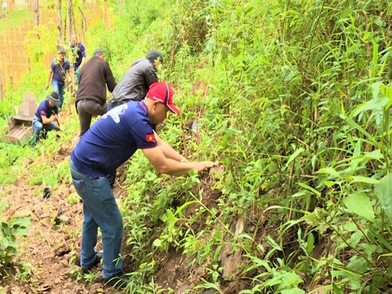 Các thành viên của Ban tổ chức cuộc đua xe đạp Cúp Truyền hình TP Hồ Chí Minh 2023 cùng tham gia trồng cây bảo vệ môi trường