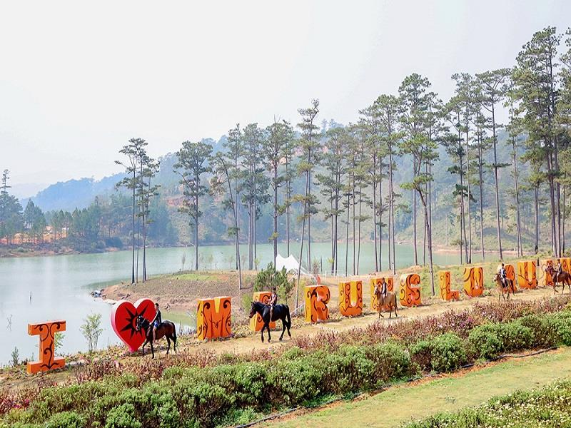 Hằng ngày, tại KPH, du khách cũng có thể nhìn thấy hình ảnh những chú ngựa vốn quen thuộc với công việc thồ hàng, phục vụ khách trong các khu du lịch sẽ luyện tập trên trường đua chuyên nghiệp nhưng khá lãng mạn dài 1,4 km bởi những kỵ sĩ “chân đất” người bản địa để quen với đường đua...