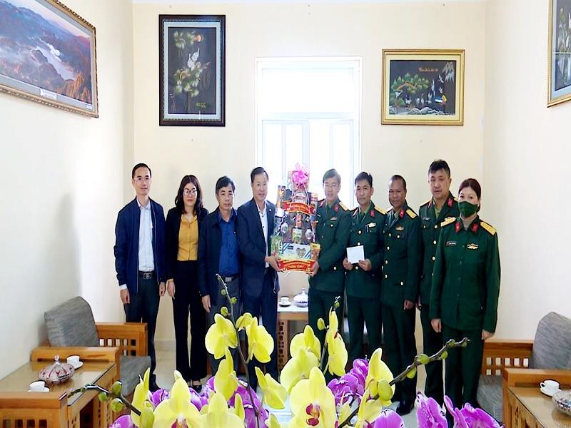 Đoàn công tác do đồng chí Phạm Triều - Bí thư Huyện ủy, Chủ tịch HĐND huyện làm Trưởng đoàn đến thăm, chúc Tết tại Ban Chỉ huy quân sự huyện