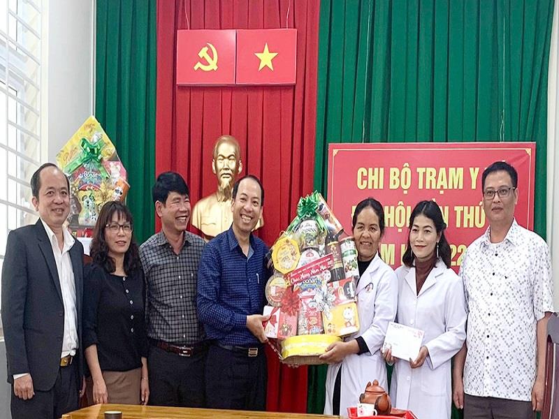 Đồng chí Sử Thanh Hoài - Phó Bí thư Huyện ủy, Chủ tịch UBND huyện Lạc Dương cùng lãnh đạo các phòng, ban thăm, chúc tết Phòng khám Đa khoa khu vực Đạ Nhim ngày 12/01