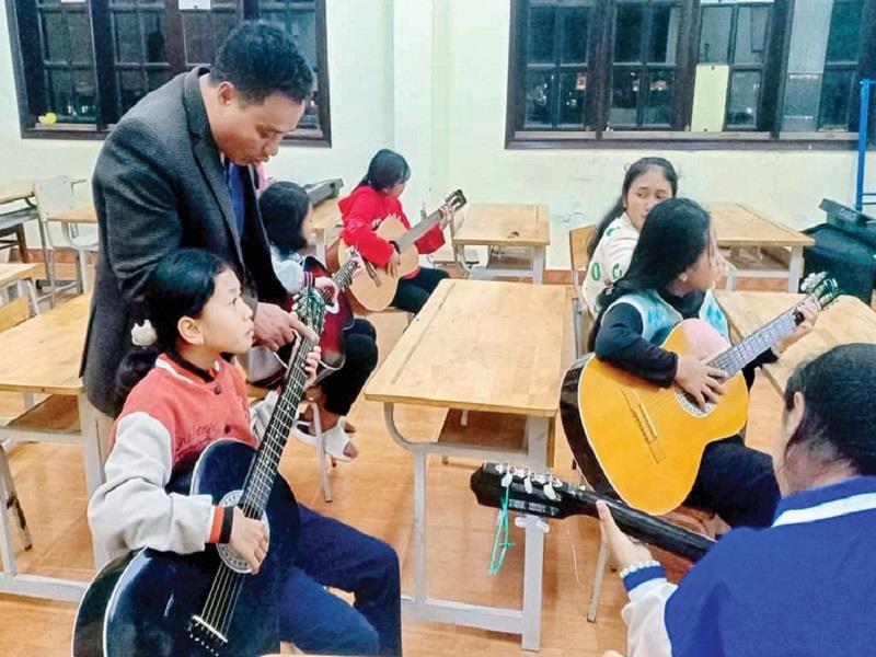  Nhiều học sinh Trường PT DTNT THCS huyện Lạc Dương biết chơi đàn guitar khi tham gia sinh hoạt CLB Văn nghệ