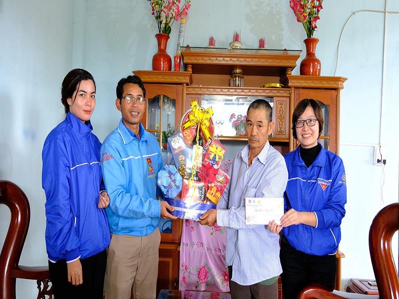 Chị Ka Sôi (ngoài cùng bên trái) cùng Tỉnh Đoàn và Huyện Đoàn Di Linh thăm hỏi, tặng quà gia đình có thân nhân công tác tại hải đảo trên địa bàn xã