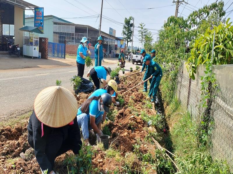 Cán bộ, hội viên và nhân dân xã Lát trồng hoa, tạo cảnh quan môi trường tại khu dân cư thôn Đạ Nghịt 1