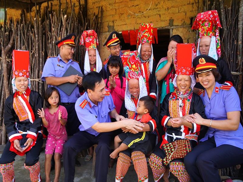 Cán bộ kiểm sát nhân dân tuyên truyền pháp luật cho đồng bào trên địa bàn xã Húc Động, huyện Bình Liêu, tỉnh Quảng Ninh _Nguồn: baovephapluat.vn