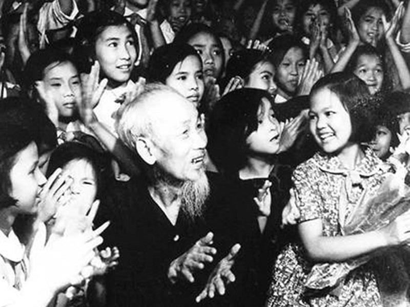 Bác Hồ chung vui với các em nhỏ trong Ngày Quốc tế Thiếu nhi 1/6