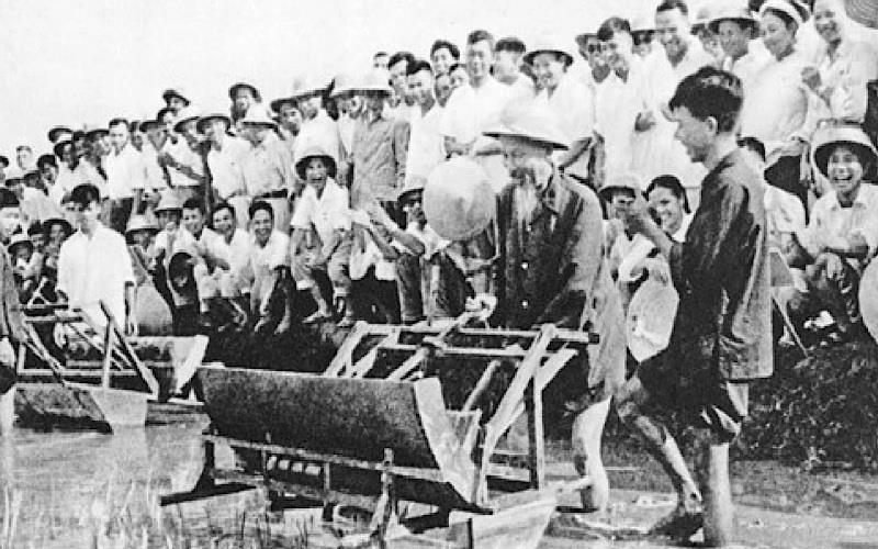 Bác Hồ dùng thử máy cấy lúa cải tiến tại Trại thí nghiệm trồng lúa Sở Nông lâm Hà Nội (16/7/1960). (Ảnh: TL)