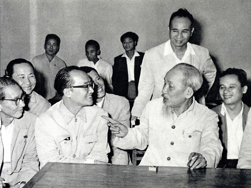 Chủ tịch Hồ Chí Minh nói chuyện thân mật với các đại biểu trí thức dự Hội nghị chính trị đặc biệt (tháng 3/1964). (Nguồn: TTXVN)