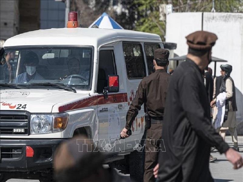 Xe cứu thương tới hiện trường vụ đánh bom liều chết tại Kabul, Afghanistan, ngày 27/3/2023. (Ảnh: AFP/TTXVN)