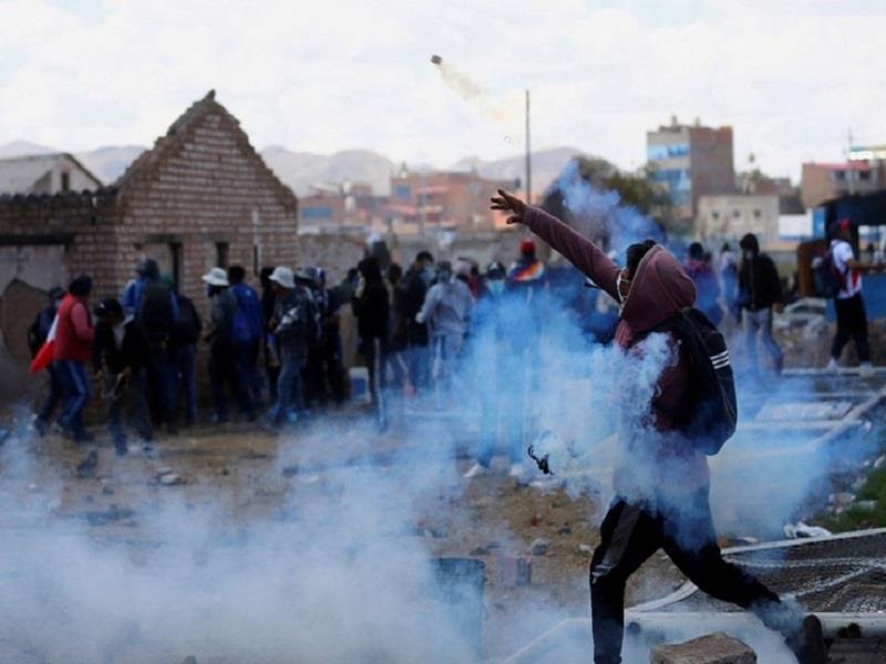 Người biểu tình đụng độ với cảnh sát ở Juliaca, Peru ngày 9/1/2023. (Ảnh: Reuters)