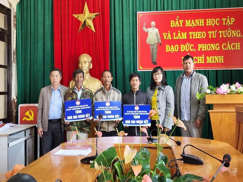 Lãnh đạo Ủy ban MTTQVN huyện trao nhà đại đoàn kết năm 2022 tại xã Đưng K Nớ