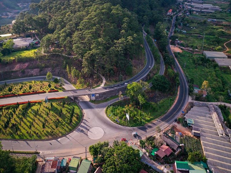 Khu vực chân đèo Prenn và đèo mimosa. Tất cả các phương tiện có thể lưu thông trên đèo Mimosa