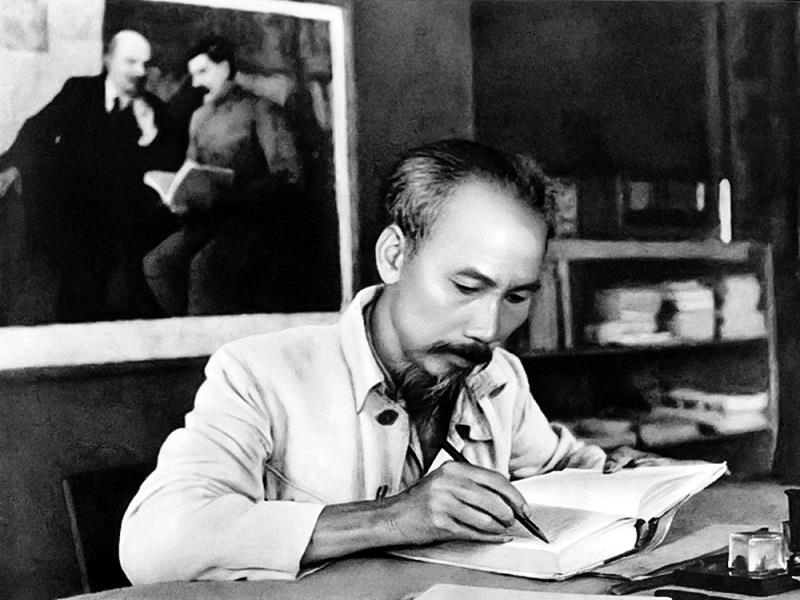 Chủ tịch Hồ Chí Minh trong phòng làm việc của Người tại căn cứ địa Việt Bắc (1951). Ảnh: Tư liệu