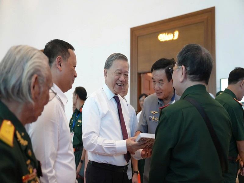 Tổng Bí thư Tô Lâm gặp mặt các tướng lĩnh, Anh hùng Lực lượng vũ trang nhân dân, thanh niên xung phong, dân công hỏa tuyến, biệt động Sài Gòn... từng tham gia Chiến dịch Hồ Chí Minh, nhân dịp kỷ niệm 50 năm Ngày thống nhất đất nước (30/4/1975-30/4/2025)