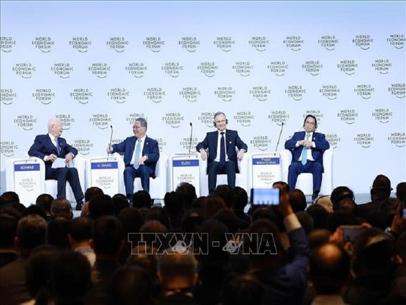 Thủ tướng Phạm Minh Chính và các nhà lãnh đạo tham dự Phiên toàn thể Hội nghị thường niên các nhà tiên phong lần thứ 15 của WEF. Ảnh: Dương Giang/TTXVN