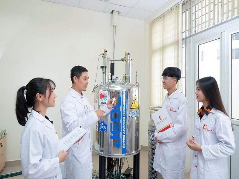 Giảng viên và sinh viên Trường Hóa và Khoa học sự sống, Đại học Bách khoa Hà Nội học tập, nghiên cứu với máy cộng hưởng từ hạt nhân. Ảnh: qdnd.vn