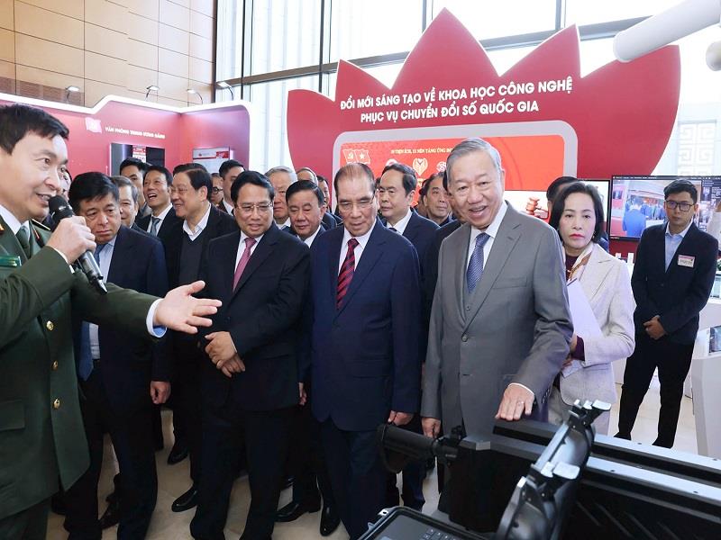 Tổng Bí thư Tô Lâm cùng các đồng chí lãnh đạo Đảng, Nhà nước và các đại biểu tham quan triển lãm về phát triển khoa học, công nghệ, đổi mới sáng tạo, chuyển đổi số tại Hội nghị toàn quốc về đột phá phát triển khoa học, công nghệ, đổi mới sáng tạo và chuyển đổi số quốc gia_Ảnh: TTXVN