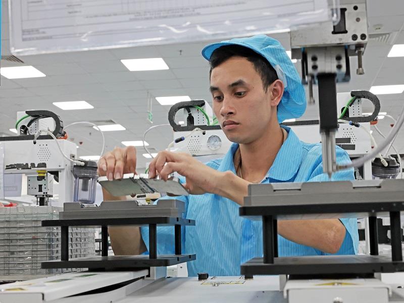 Công nhân lắp ráp các linh kiện điện tử phục vụ cho ngành công nghiệp điện tử tại Công ty TNHH Khvatec Thái Nguyên (vốn đầu tư của Hàn Quốc) tại Khu công nghiệp Yên Bình, thành phố Phổ Yên, tỉnh Thái Nguyên_Ảnh: TTXVN