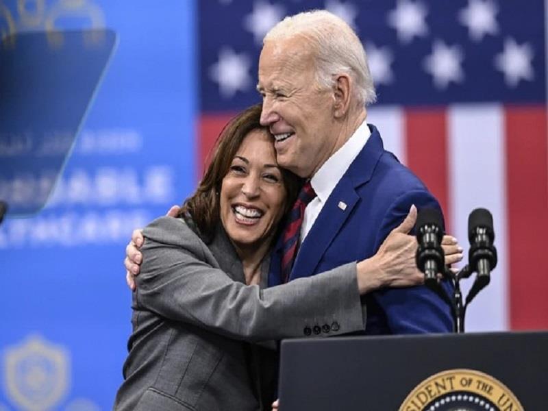 Tổng thống Joe Biden tuyên bố rút lui khỏi chiến dịch tranh cử. Đứng cạnh ông là Phó Tổng thống Kamala Harris. Ảnh: AP