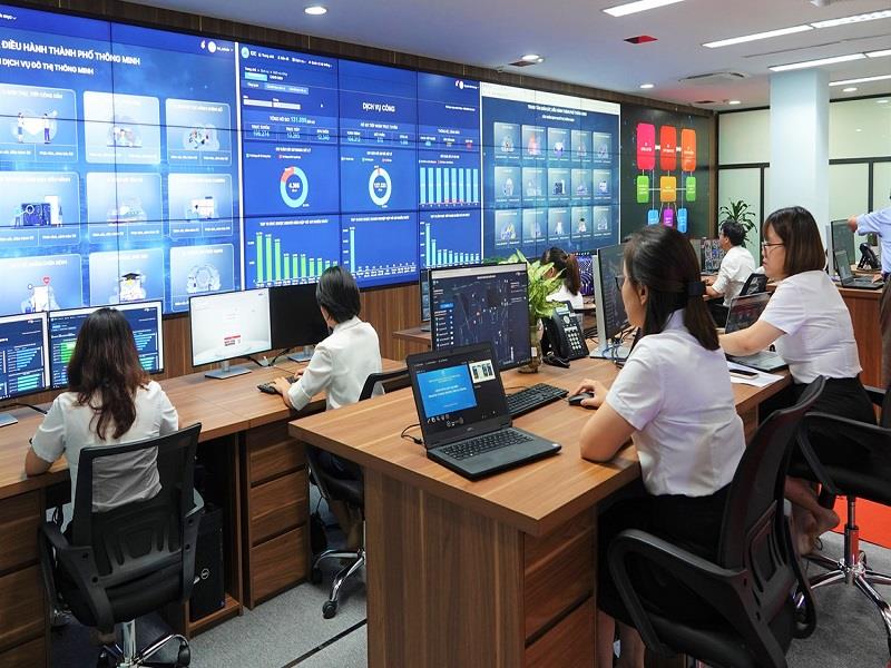 Cán bộ, công chức làm việc tại Trung tâm Giám sát, điều hành thông minh thành phố Đà Nẵng_Nguồn: baochinhphu.vn