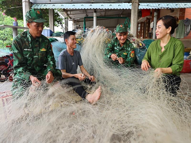 Tình quân dân gắn bó giữa chiến sĩ biên phòng với ngư dân trên đảo Cồn Cỏ (tỉnh Quảng Trị) _Ảnh: TTXVN