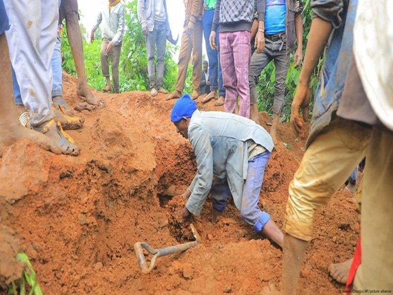 Người dân hỗ trợ tìm kiếm nạn nhân bị lở đất chôn vùi ở vùng Gofa, miền Nam Ethiopia. (Ảnh: AP)