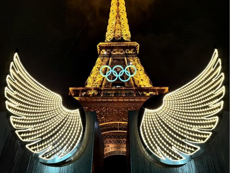 Biểu tượng đôi cánh và vòng tròn Olympic trên Tháp Eiffel trong lễ khai mạc. (Ảnh: Reuters)