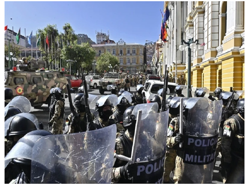 Các binh sĩ Bolivia tại quảng trường Murillo ngày 26/6. (Ảnh: AFP)