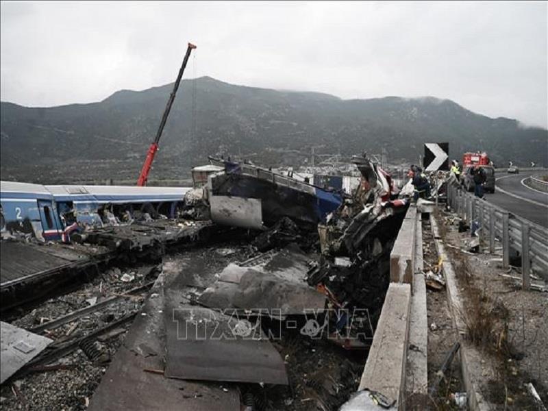 Hiện trường vụ va chạm giữa tàu khách và tàu hàng gần thành phố Larissa, Hy Lạp (Ảnh: AFP/TTXVN)