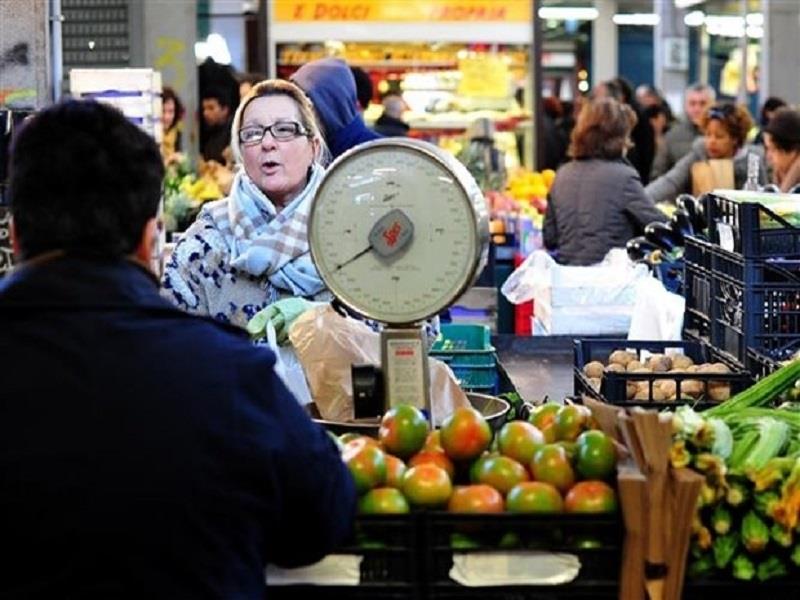 Người dân mua thực phẩm tại một khu chợ ở Rome (Italy). (Ảnh: AFP/TTXVN)