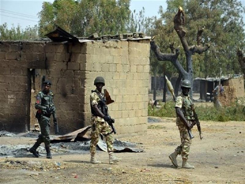 Binh sỹ và cảnh sát tuần tra tại làng Dalori, bang Borno (Nigeria). (Ảnh: AFP/TTXVN)