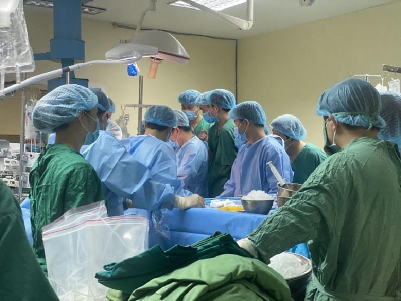 Các bác sĩ đang thực hiện ca lấy đa tạng từ người cho chết não tại Bệnh viện Việt Nam - Thuỵ Điển Uông Bí (Quảng Ninh). Ảnh: BV