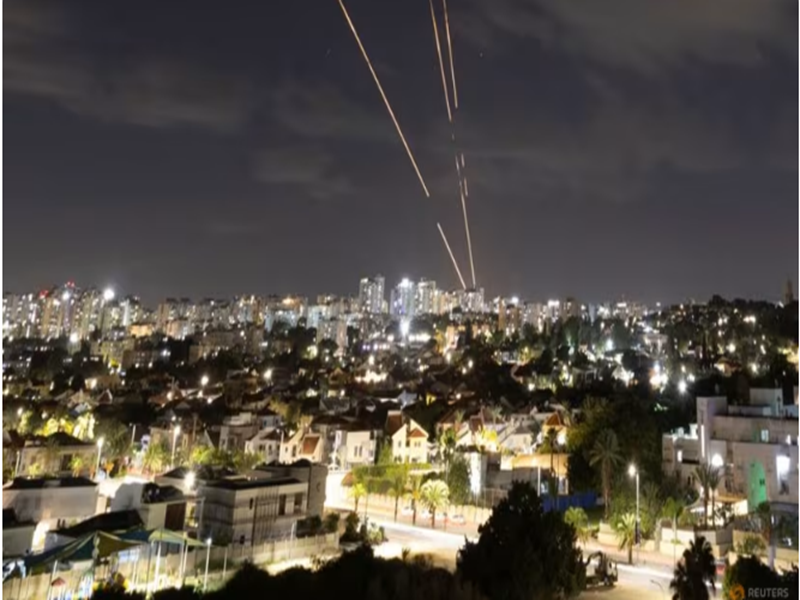 Hệ thống Vòm Sắt của Israel đang đánh chặn các tên lửa, ngày 1/10/2024. (Ảnh: Reuters)