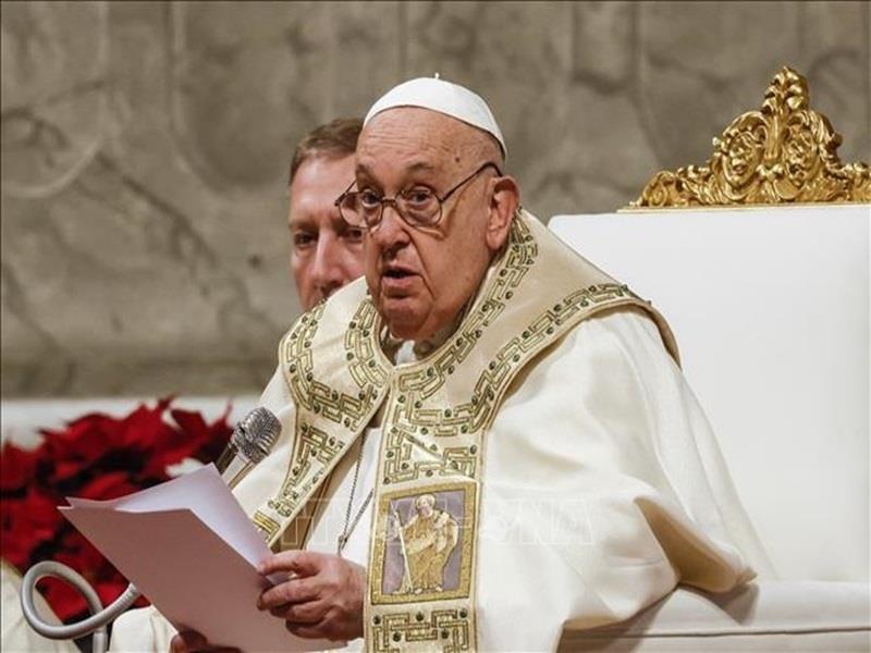 Trong bài giảng tại Thánh lễ Đêm Giáng sinh 24/12, Giáo hoàng Francis nhấn mạnh: Năm Thánh là thời gian để các tín hữu Công giáo đổi mới tâm hồn và hy vọng. Chúng ta hãy cùng nhau hướng tới một thế giới tốt đẹp hơn, một nơi không còn những bất công và đau khổ. (Ảnh: AA/TTXVN).