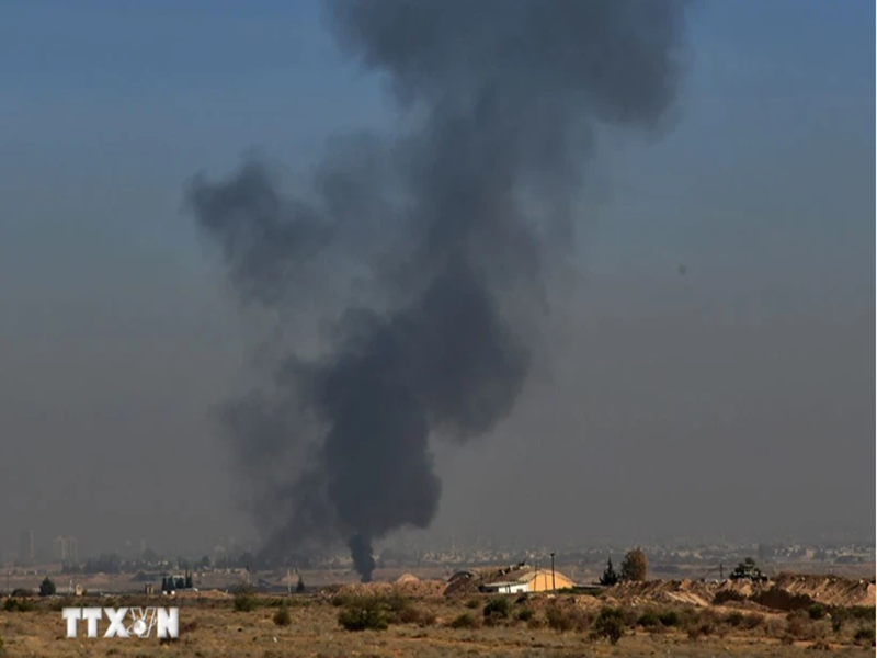 Khói bốc lên sau cuộc không kích của Israel xuống căn cứ quân sự Mazzeh ở ngoại ô Damascus, Syria. (Ảnh: THX/TTXVN)