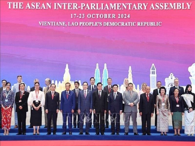 Đại biểu các nước tham dự Đại hội đồng AIPA-45 chụp ảnh lưu niệm. (Ảnh: TTXVN)