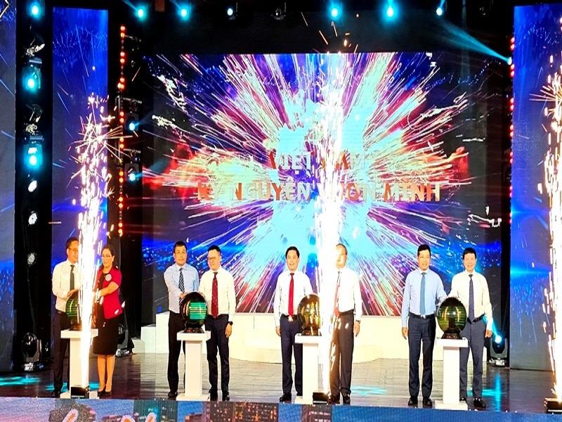 Các đại biểu thực hiện nghi thức Lễ ra mắt Chương trình “Việt Nam - Kỷ nguyên vươn mình”