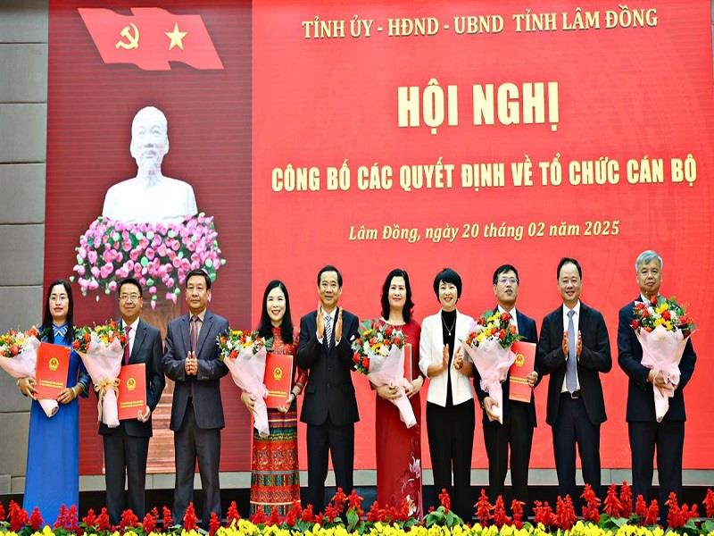 Lãnh đạo tỉnh Lâm Đồng trao Quyết định và tặng hoa chúc mừng 6 đồng chí được bổ nhiệm Giám đốc thuộc 6 sở sau sáp nhập.