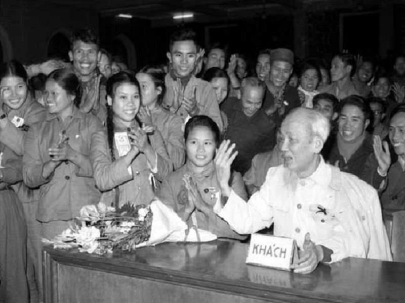 Chủ tịch Hồ Chí Minh nói chuyện với các đại biểu nữ dự Đại hội Thi đua Thanh niên xung phong chống Mỹ, cứu nước toàn miền Bắc (tháng 1/1967). (Ảnh tư liệu TTXVN).