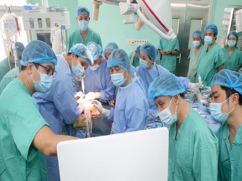 Ngay sau khi đưa 3 tạng (gan, tim, thận) từ Bệnh viện Việt Nam-Thụy Điển Uông Bí về đến Huế, các y bác sĩ Bệnh viện Trung ương Huế đã ghép thành công, cứu sống 3 bệnh nhân. Ảnh: BV