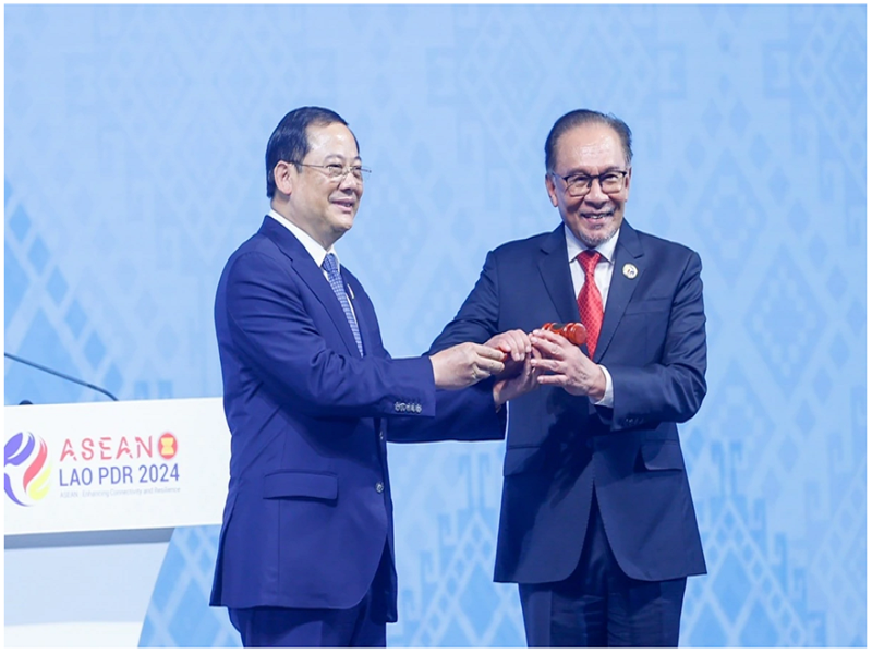 Thủ tướng Lào, Chủ tịch ASEAN 2024 Sonexay Siphandone chuyển giao vai trò Chủ tịch ASEAN 2025 cho Malaysia. (Ảnh: VOV)