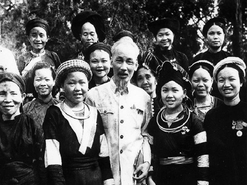 Bác Hồ với phụ nữ đồng bào dân tộc thiểu số. (Ảnh: Tư liệu).
