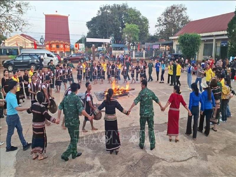 Cán bộ, chiến sĩ Đồn Biên phòng Ia Pnôn (BĐBP Gia Lai) đón Tết cùng đồng bào dân tộc thiểu số nơi vùng biên giới Đức Cơ. Ảnh: Hoài Nam/TTXVN