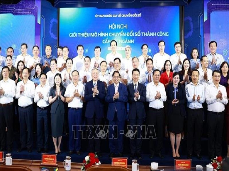 Thủ tướng Phạm Minh Chính với các đại biểu dự Hội nghị giới thiệu mô hình chuyển đổi số thành công cấp bộ, ngành. Ảnh: Dương Giang-TTXVN