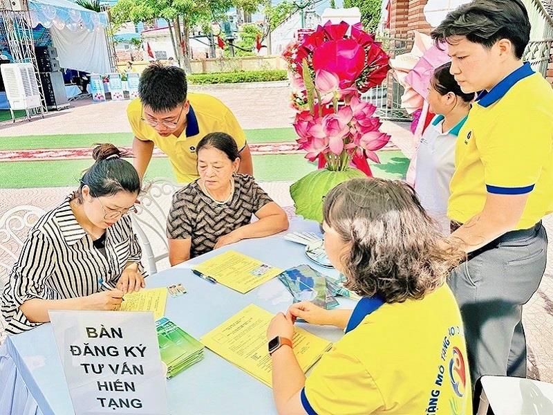 Người dân xã Hải Phúc, huyện Hải Hậu, tỉnh Nam Định đăng ký hiến tặng mô, tạng, giác mạc. Ảnh: TL