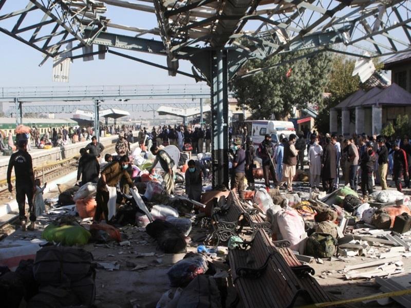 Hiện trường vụ đánh bom ở nhà ga xe lửa ở thủ phủ Quetta, tỉnh Balochistan, Tây Nam Pakistan sáng 9/11. (Ảnh: Reuters)