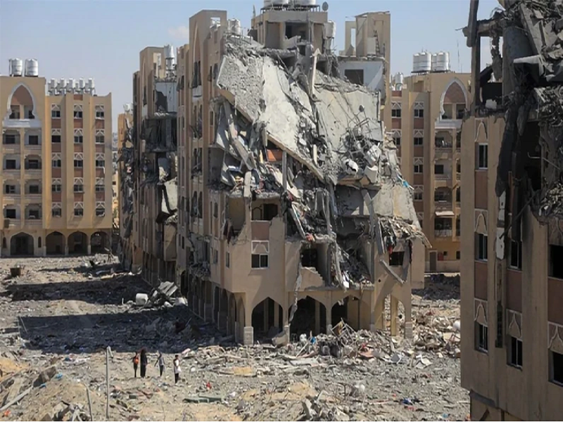 Các tòa nhà bị phá hủy sau cuộc không kích của Israel tại Khan Younis, Dải Gaza. (Ảnh: THX/TTXVN)
