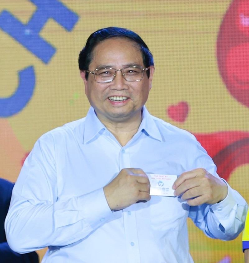 Thủ tướng Phạm Minh Chính nhận tấm thẻ đăng ký hiến tặng mô, tạng. Ảnh: Nhật Bắc